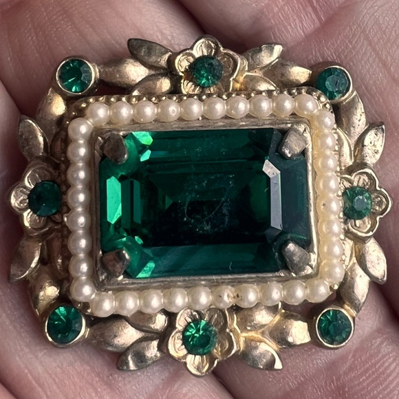 50s Signed CORO Goldtone emerald Green stone Rhinestones Faux Pearls Brooch - Picture 3 of 6